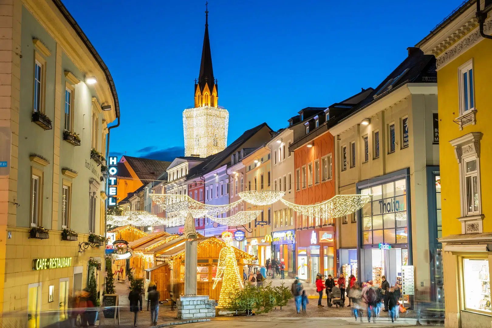 Ihr seht den Adventmarkt in der Villacher Altstadt.