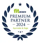 Ihr seht das Qualitätssiegel "Premium Partnerhotel 2024 - Ayurveda & Yoga" von fit Reisen.