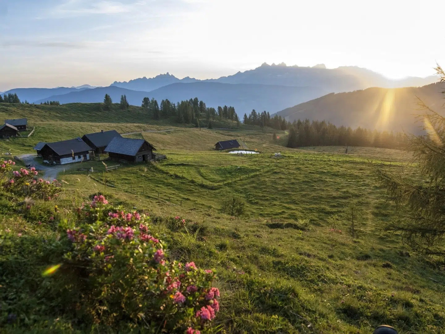 Ihr seht die Berglandschaft im Salzburger Land bei Sonnenuntergang. JUFA Hotels bietet erholsamen Familienurlaub und einen unvergesslichen Winter- und Wanderurlaub.