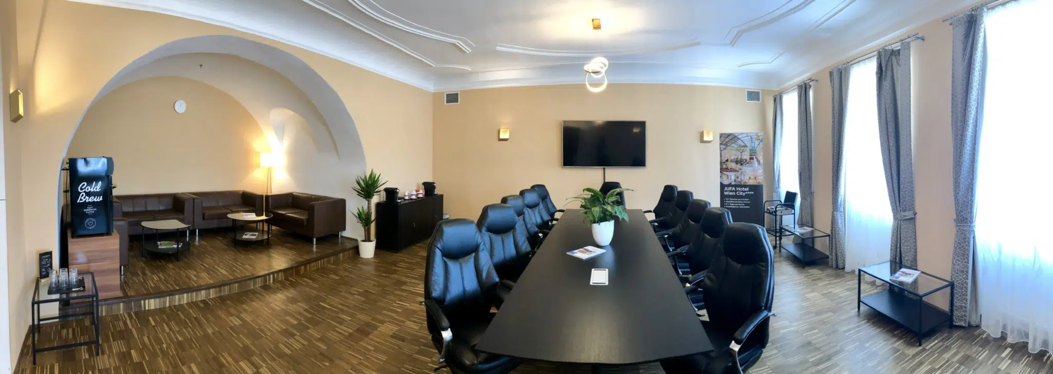 Ihr seht den Boardroom im JUFA Hotel Wien. Ihr Ohr für inspirierende Seminare in der Stadt Wien.