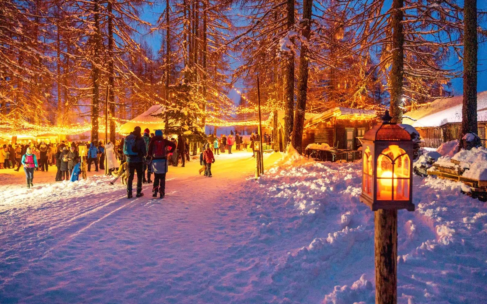 Ihr seht den Adventmarkt in Petzen in verschneiter Atmosphäre.