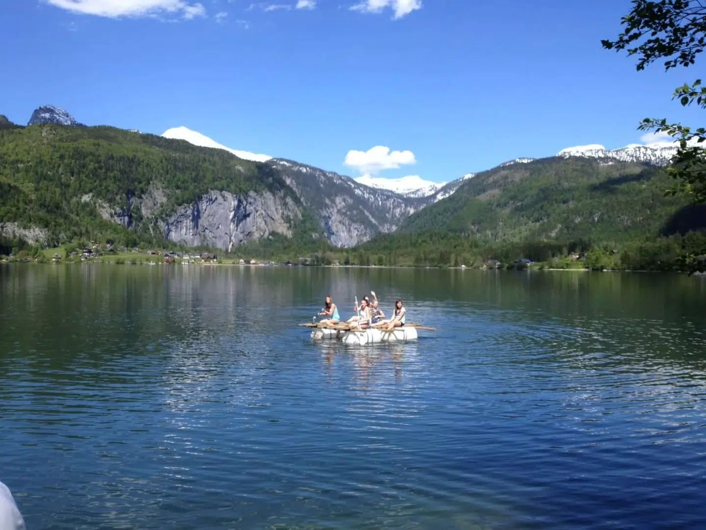 Teenager/Kinder auf einen Schlauchboot im See