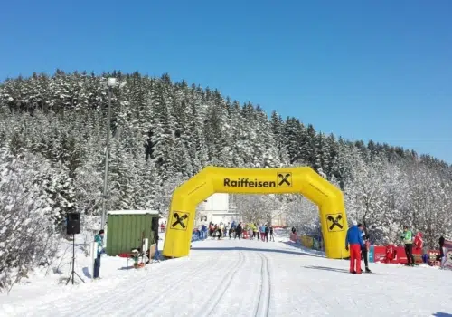 Ihr seht den Startpunkt der Langlaufloipe im Langlaufzentrum Pirkdorfer See in Kärnten.