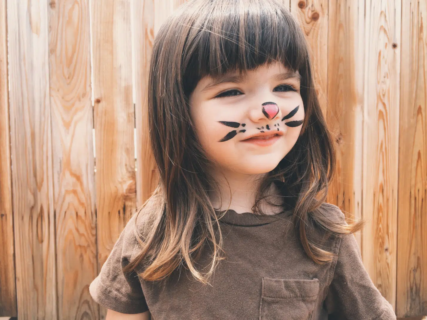 Ihr seht ein Mädchen, das als Osterhase geschminkt ist. JUFA Hotels bietet kinderfreundlichen und erlebnisreichen Urlaub für die ganze Familie.