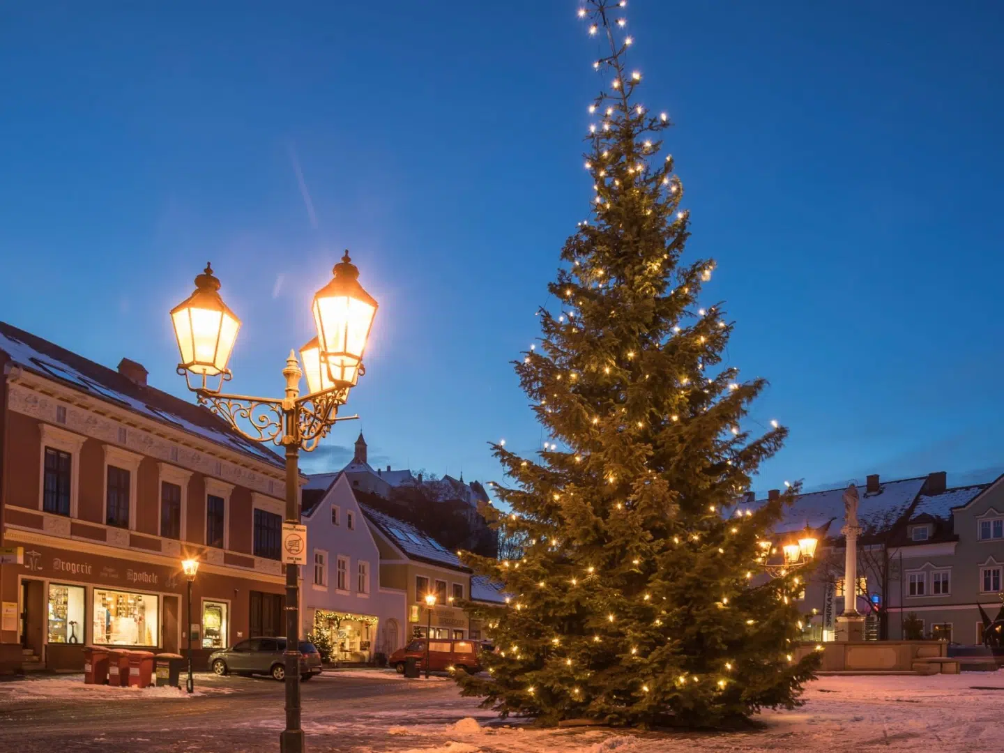 Ihr seht die Stadt Raabs an der Thaya im Waldviertel mit beleuchtetem Weihnachtsbaum im Winter. JUFA Hotels bietet erholsamen Familienurlaub und einen unvergesslichen Winter- und Wanderurlaub.