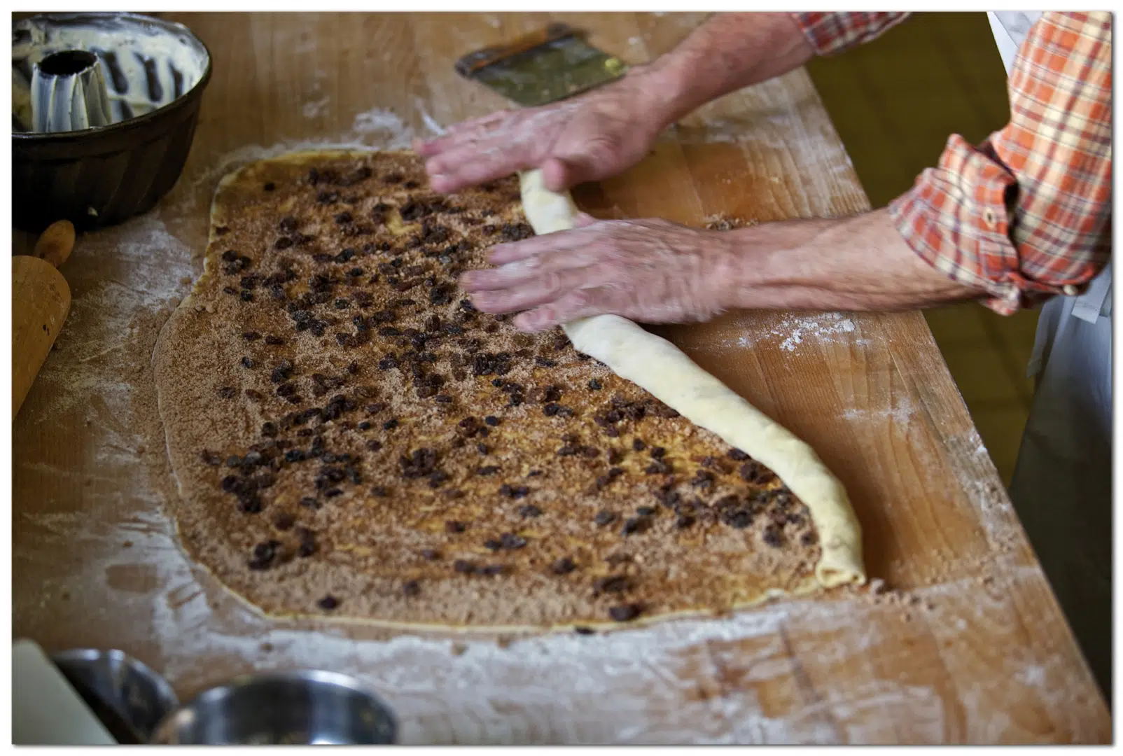 Ihr seht das Einrollen des Germteiges - fertig gebacken genießt man den süßen Kärntner Reindling.