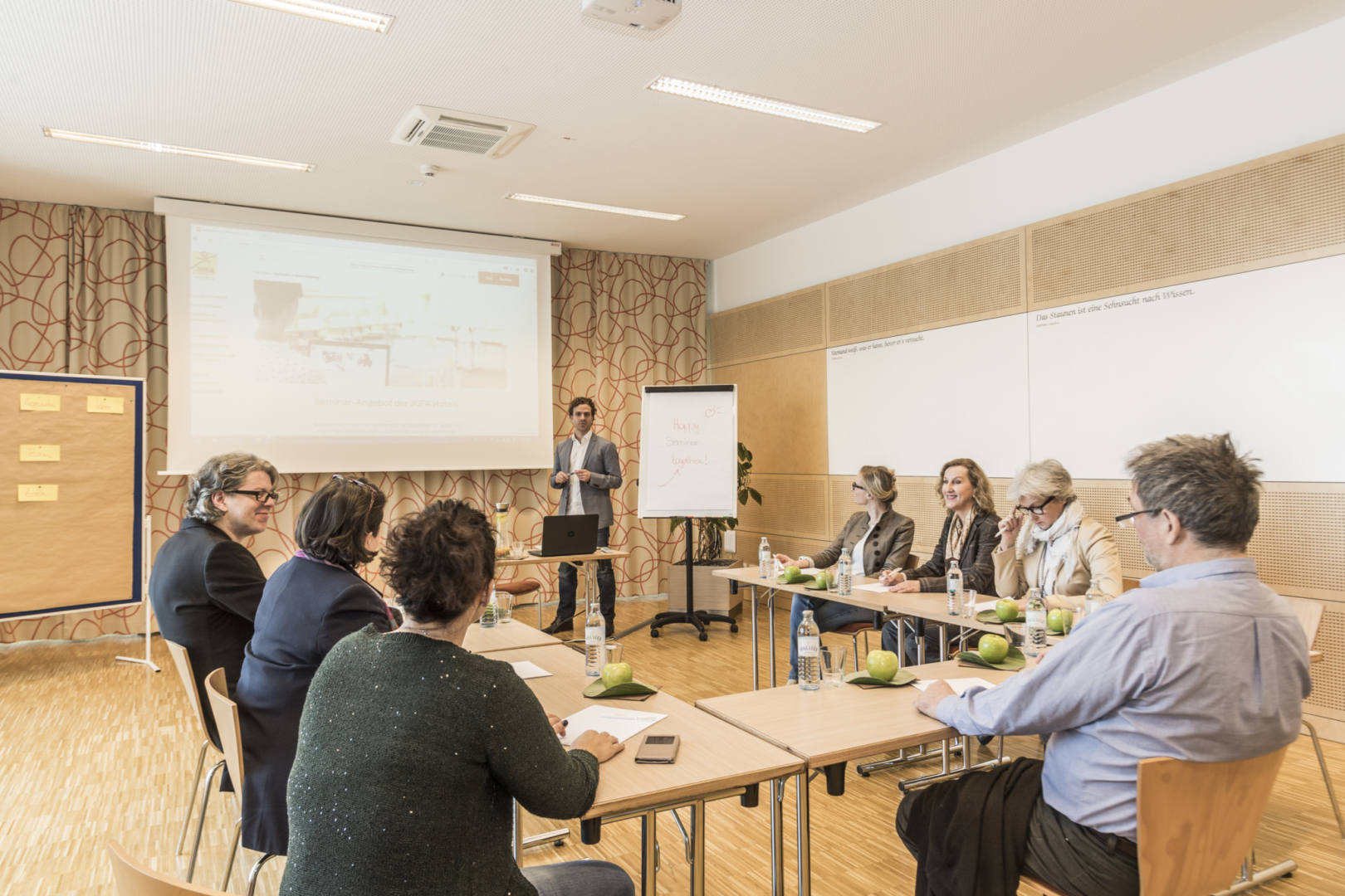 Vortrag in einem Seminarraum im JUFA Hotel Wien City. Der Ort für erlebnisreichen Städtetrip für die ganze Familie und der ideale Platz für Ihr Seminar.