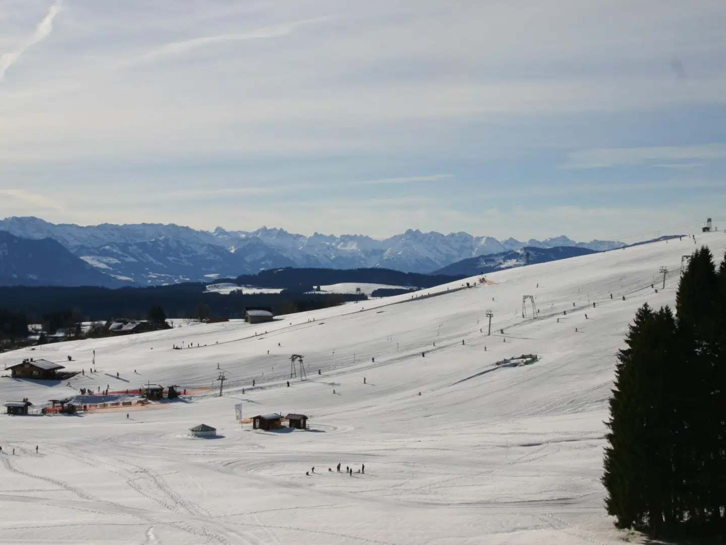 Skigebiet Eschach in Bayern. JUFA Hotels bietet erholsamen Familienurlaub und einen unvergesslichen Winterurlaub., bayern, freizeittipp, highlight, kempten, liftanlage, Piste, pisten, schnee, skifahren, skigebiet eschach, skilift, skipiste, Winter