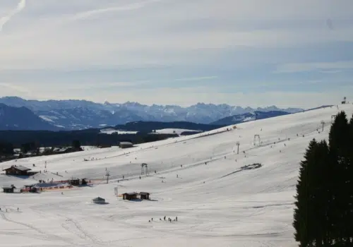 Skigebiet Eschach in Bayern. JUFA Hotels bietet erholsamen Familienurlaub und einen unvergesslichen Winterurlaub., bayern, freizeittipp, highlight, kempten, liftanlage, Piste, pisten, schnee, skifahren, skigebiet eschach, skilift, skipiste, Winter