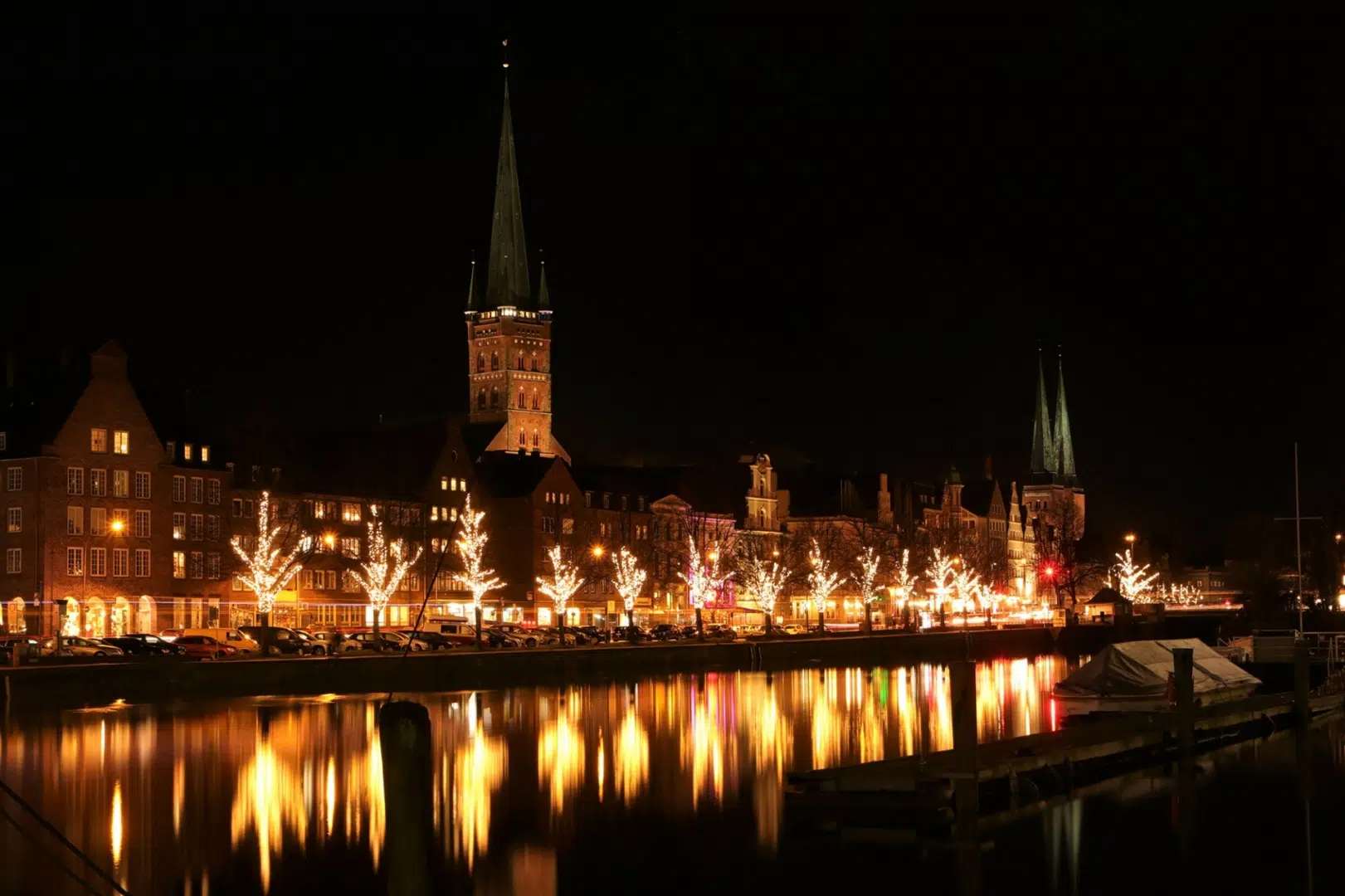 Ihr seht die Hansestadt Lübeck in festlichem Adventschmuck