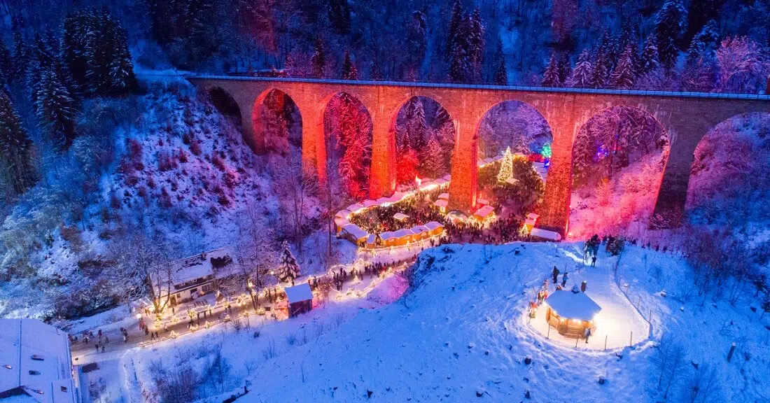 Ihr seht den Weihnachtsmarkt in der Ravennaschlucht