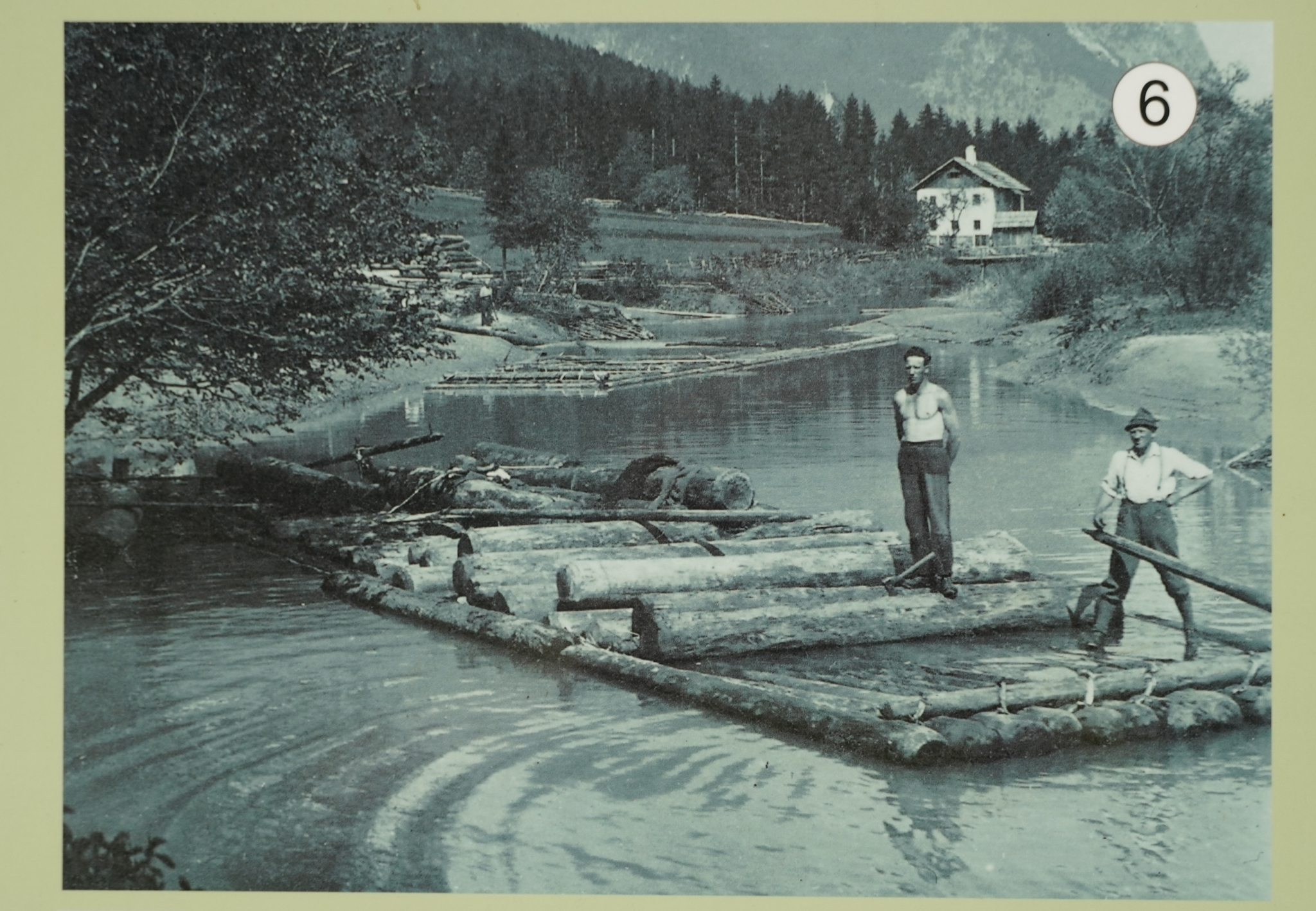 Ihr seht ein historisches Schwarz-weiß-Foto von Männern auf einem Floß.