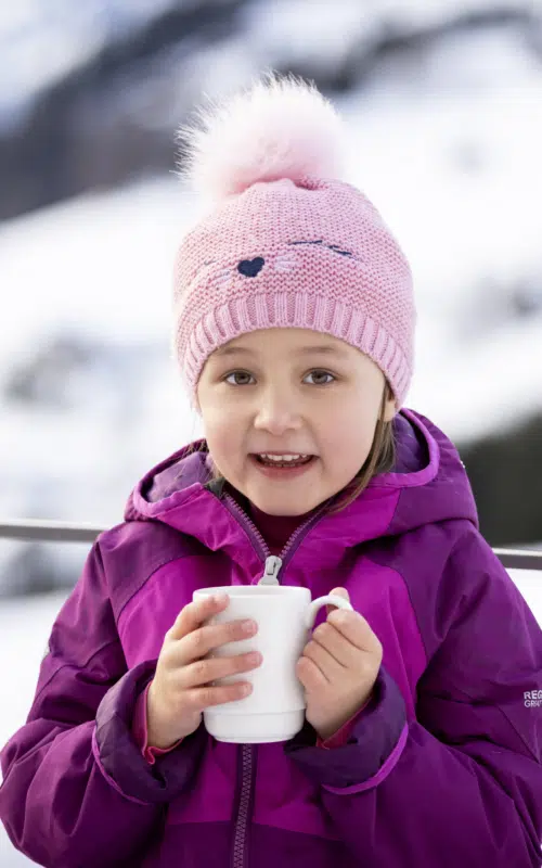 Mädchen mit Teetasse am Balkon vom JUFA Hotel Laterns