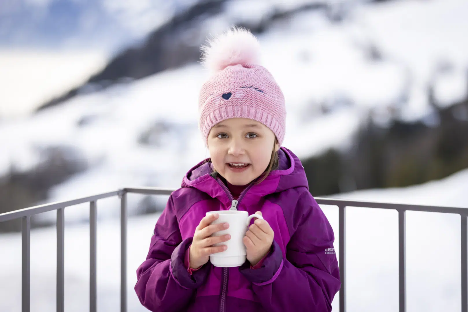 Mädchen mit Teetasse am Balkon vom JUFA Hotel Laterns