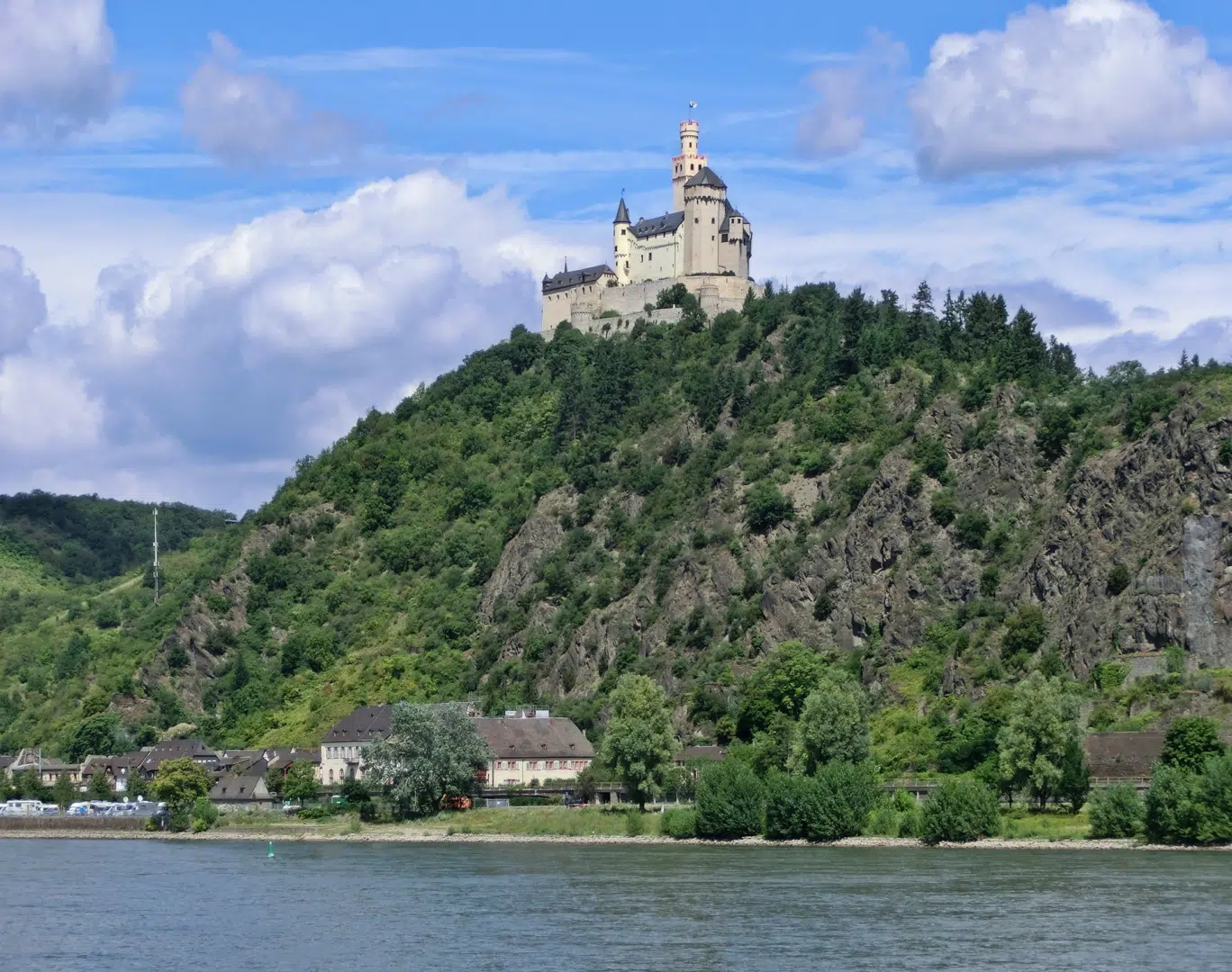 Ihr seht die Marksburg über dem Rhein in der Kulturlandschaft Oberes Mittelrheintal.