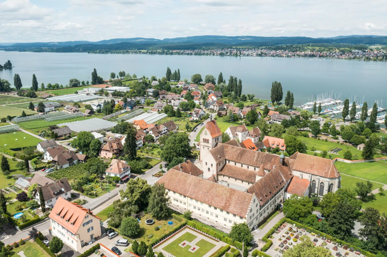 Ihr seht eine Luftaufnahme der Klosterinsel Reichenau im Bodensee.