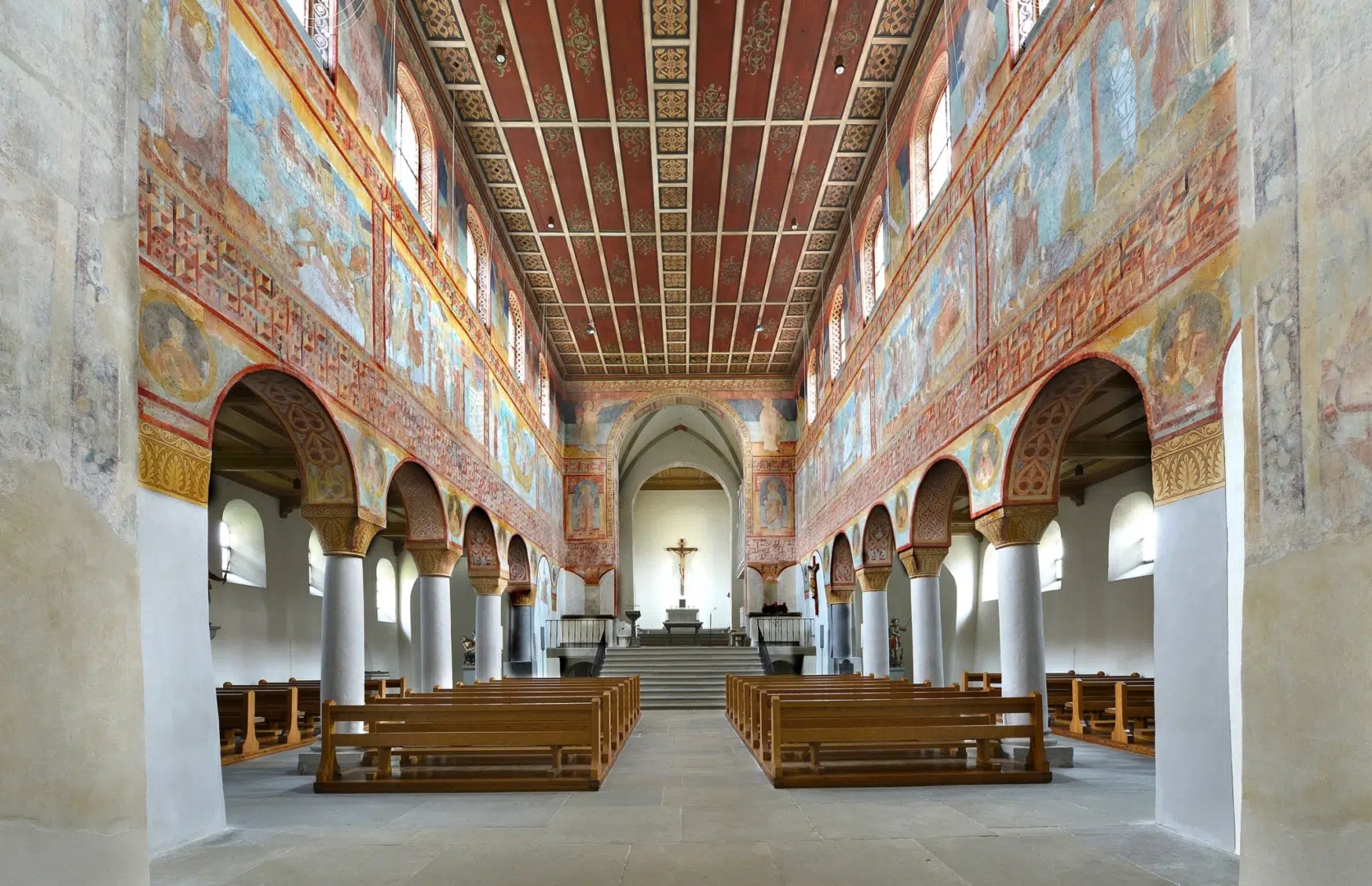 Ihr seht das Innere der Kirche St. Georg auf der Insel Reichenau im Bodensee mit den berühmten mittelalterlichen Fresken.