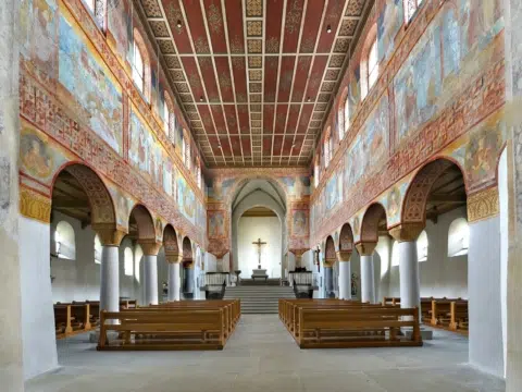 Ihr seht das Innere der Kirche St. Georg auf der Insel Reichenau im Bodensee mit den berühmten mittelalterlichen Fresken.