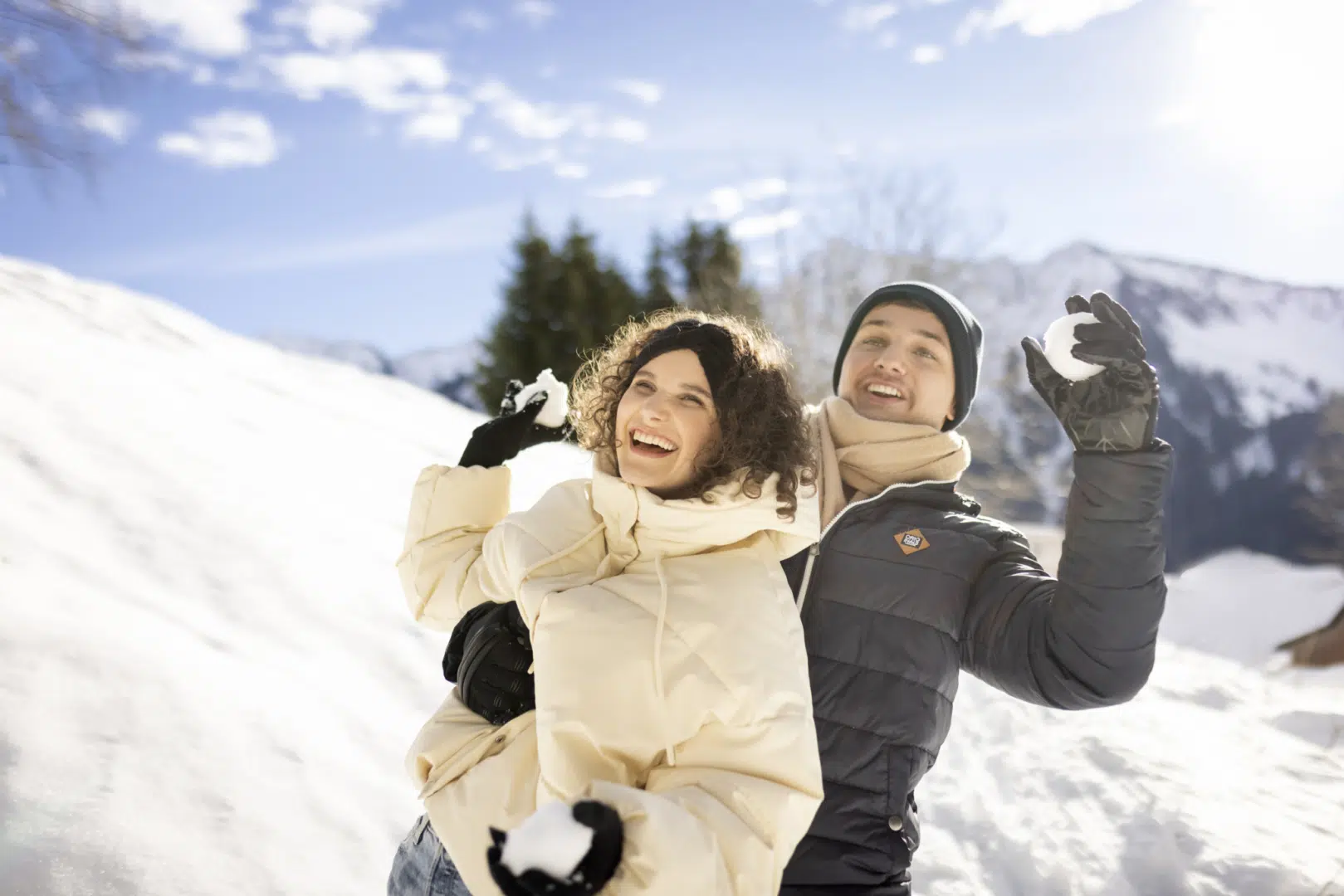 Junges Paar bei einer Schneeballschlacht