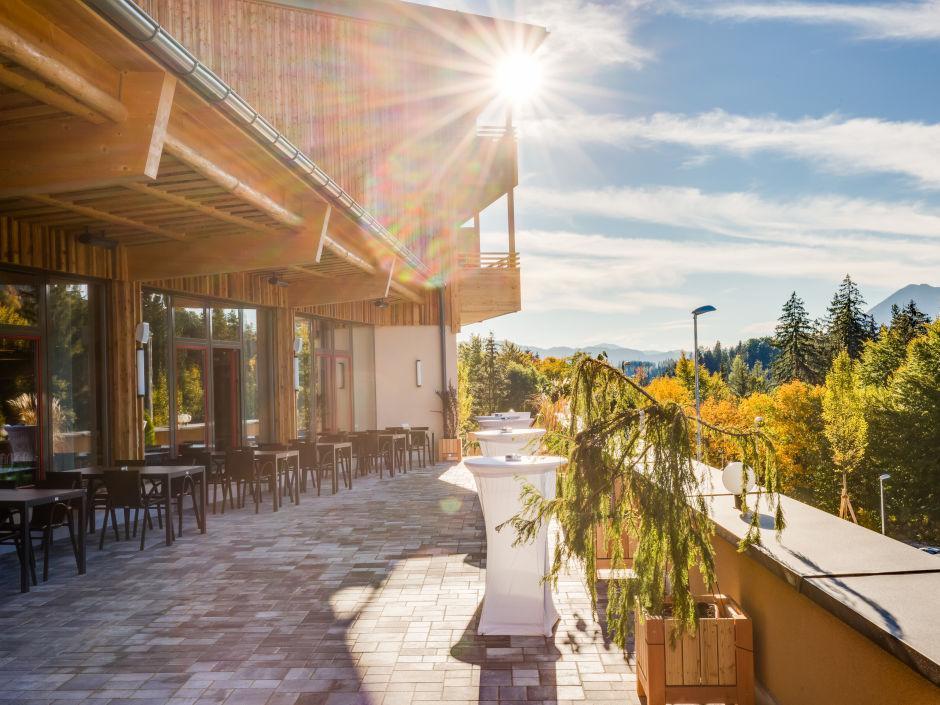 Gemütliche Sonnenterrasse im JUFA Hotel Annaberg - Bergerlebnis-Resort. Der Ort für erholsamen Familienurlaub und einen unvergesslichen Winter- und Wanderurlaub.