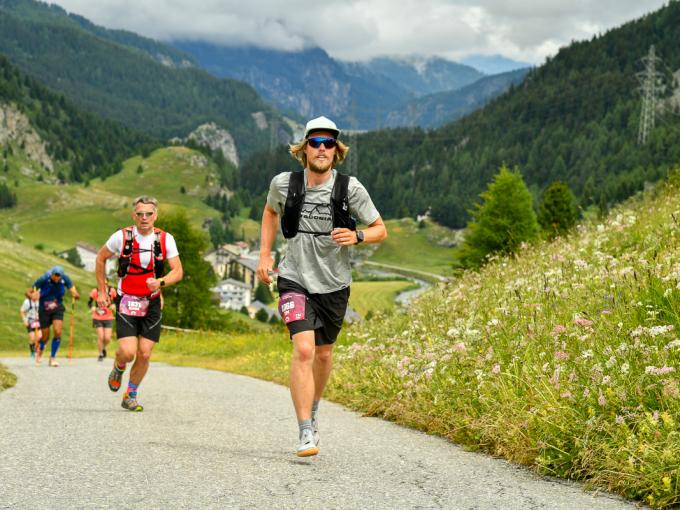 Sie sehen Teilnehmer des Swiss Iron Trail in Savognin, Graubünden.