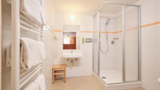 Sie sehen ein Badezimmer mit Dusche im JUFA Hotel Meersburg