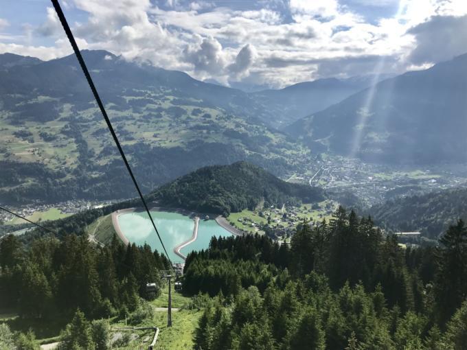 Sie sehen die Golmbahn im Montafon im Sommer. JUFA Hotels bietet Ihnen den Ort für erlebnisreichen Natururlaub für die ganze Familie.