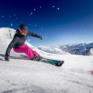Sie sehen eine Skifahrerin beim Skifahren auf dem Loser im Winter. JUFA Hotels bietet erholsamen Familienurlaub und einen unvergesslichen Winterurlaub.