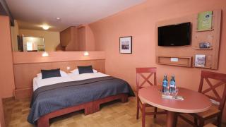 Sie sehen ein Zimmer mit Doppelbett im JUFA Hotel Meersburg